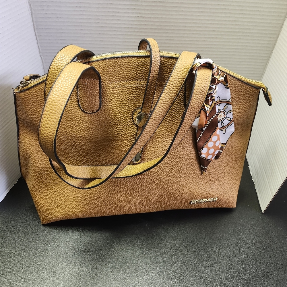 Kenneth Cole shoulder bag. Tan.